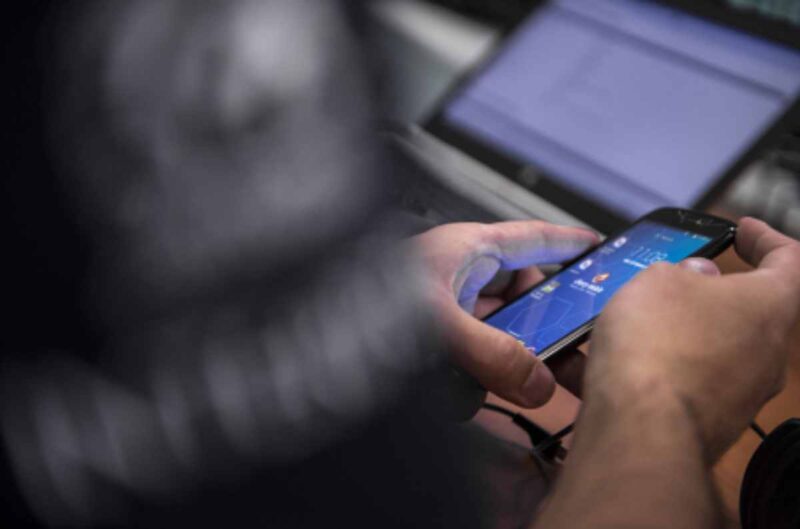 Tres suecos sospechosos de reclutar a adolescentes en las redes sociales para cometer crímenes en Suecia fueron detenidos en España.