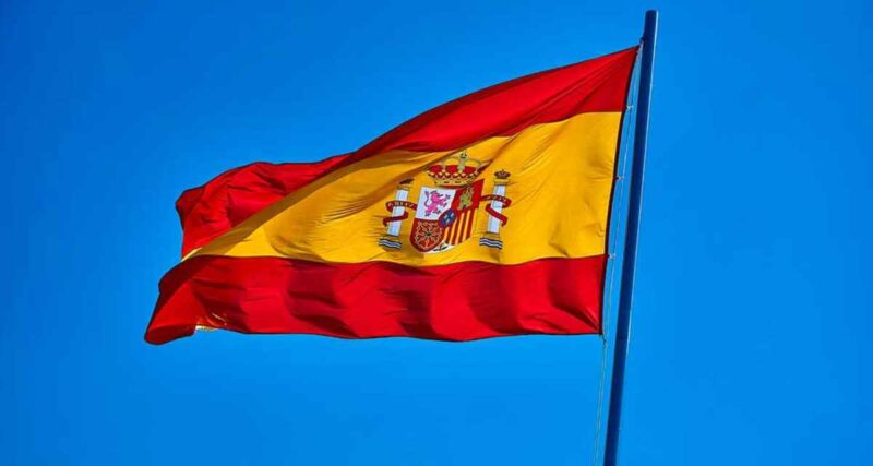 El Gobierno español anunció una reforma del reglamento de extranjería que asegura que permitirá regularizar a decenas de miles de inmigrantes.
