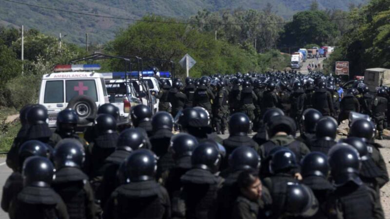 Fuerzas del ejército y la policía despejaron una importante carretera en Santa Cruz, el departamento más rico de Bolivia.