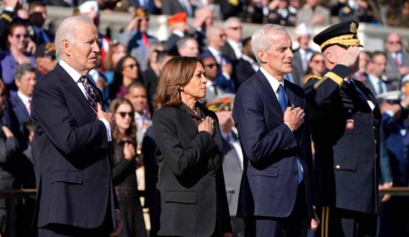 El presidente de Estados Unidos, Joe Biden, rindió honores a los soldados estadounidenses caídos en conflictos junto a la vicepresidenta Kamala Harris.