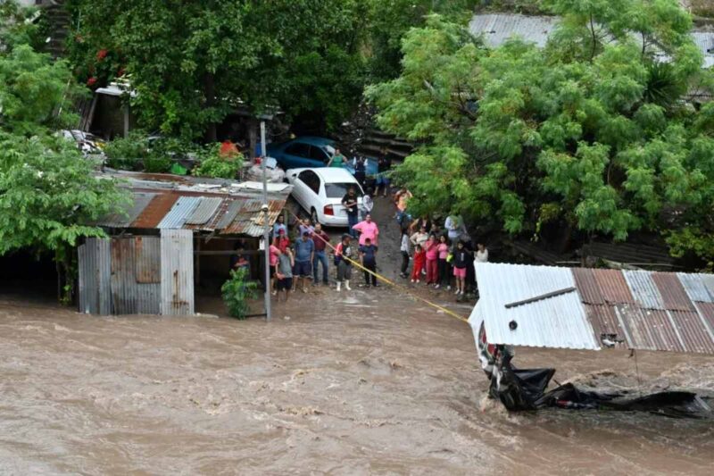 Dos muertos y más de 120 mil afectados dejaron en Honduras las inundaciones provocadas por la tormenta tropical Sara.