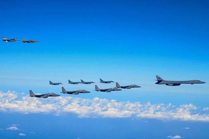 Aviones de combate estadounidenses F-15 llegaron a Medio Oriente, informó el ejército de Estados Unidos.