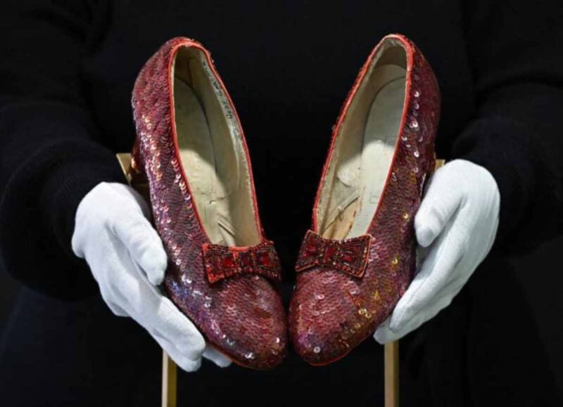 Los famosos zapatos rojos que Judy Garland usó en “El Mago de Oz”, robados hace casi 20 años y recuperados en 2018, serán subastados en diciembre.