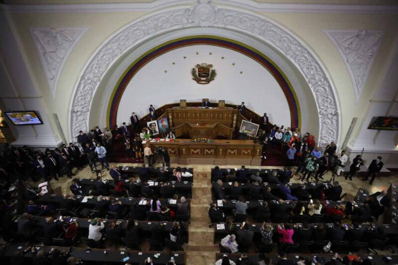 El Parlamento de Venezuela, controlado por el chavismo gobernante, aprobó una ley para castigar el respaldo a sanciones internacionales contra el país.