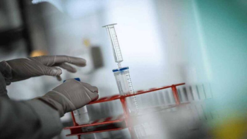 Dos personas contrajeron la nueva variante del virus mpox en Reino Unido, tras entrar en contacto con otra persona infectada que regresó de África.