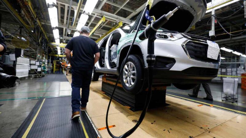 Los gigantes del sector automotor en Estados Unidos indicaron que podrían bajar el ritmo de producción de vehículos eléctricos.