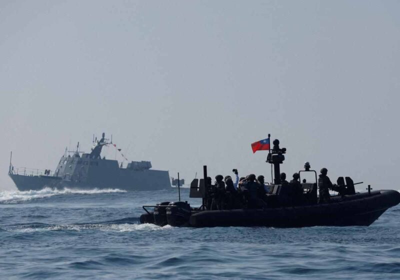 Taiwán dijo que había detectado 41 aviones y buques del ejército chino cerca de la isla antes de una gira internacional de su presidente con escala en Estados Unidos.