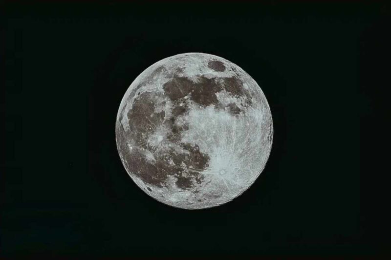 La colisión de la Tierra, entonces apenas formada, con otro protoplaneta, impacto que arrojó al espacio restos que se aglomeraron para formar la Luna.