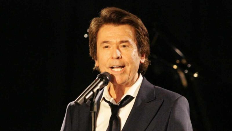 “Lamentamos comunicar que, por prescripción médica, el artista Raphael se ve obligado a cancelar los conciertos…”, informó la agencia RLM.