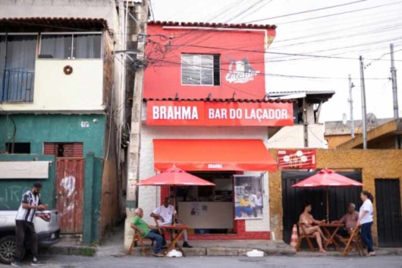 El astro del pop estadounidense se apareció a principios de noviembre de 2024, en este "boteco", como se conoce en Brasil a los bares tradicionales de calle.