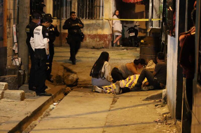 La víctima recibió varios impactos de bala por personas desconocidas que huyeron del lugar.