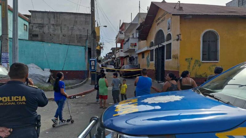 El escenario del crimen fue una de las calles de la colonia Landívar, donde otro hombre resultó herido y trasladado a un centro asistencia.