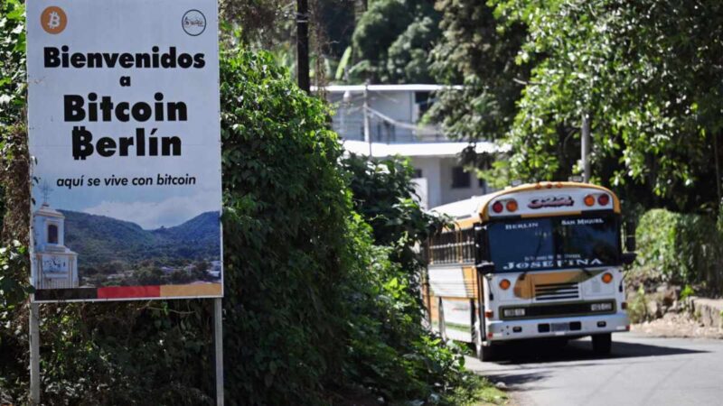 “Bienvenidos a Bitcóin Berlín, aquí se vive con bitcóin”, se lee en un rótulo a la entrada de esta pintoresca ciudad ubicada 110 km al este de San Salvador
