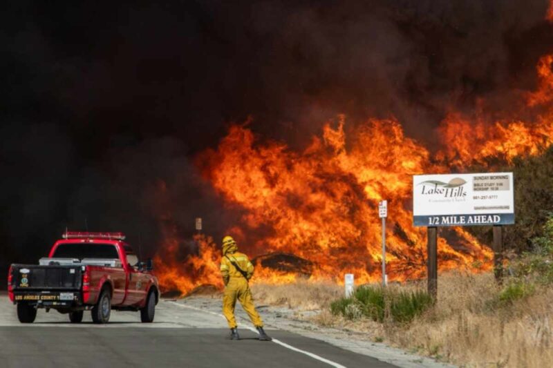 Unas 31 mil personas recibieron órdenes de evacuación, que se suman a las decenas de miles de desplazadas por los enormes incendios forestales.
