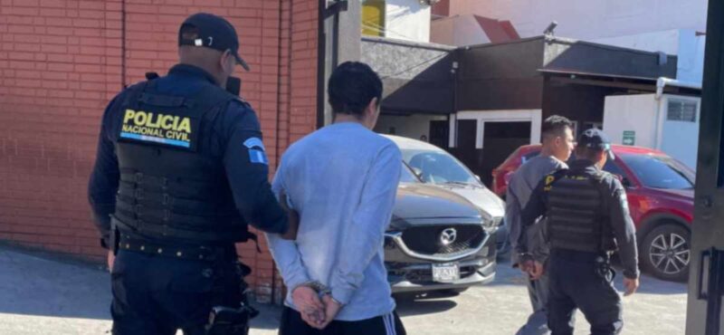 Se les decomisó una pistola marca Taurus, calibre 9 milímetros, con una tolva y 30 municiones