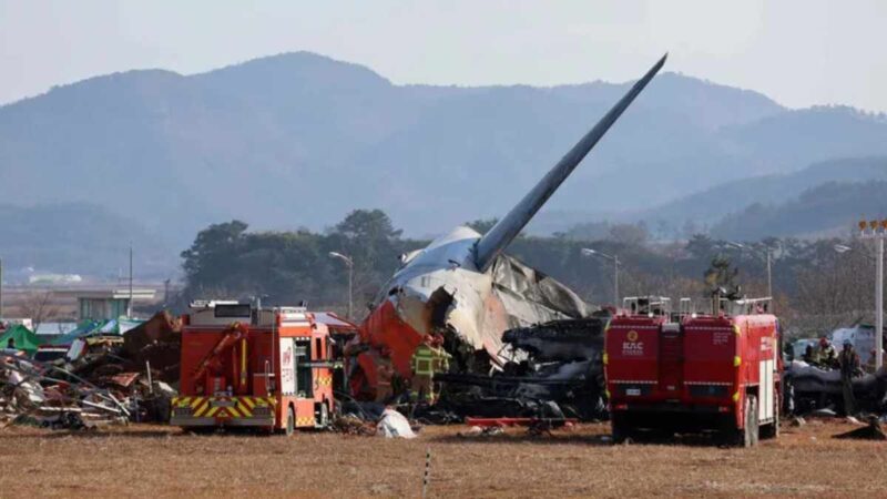 El avión procedente de Tailandia con 181 personas a bordo realizó un aterrizaje de emergencia, sin haber desplegado su tren de aterrizaje, en Corea del Sur.