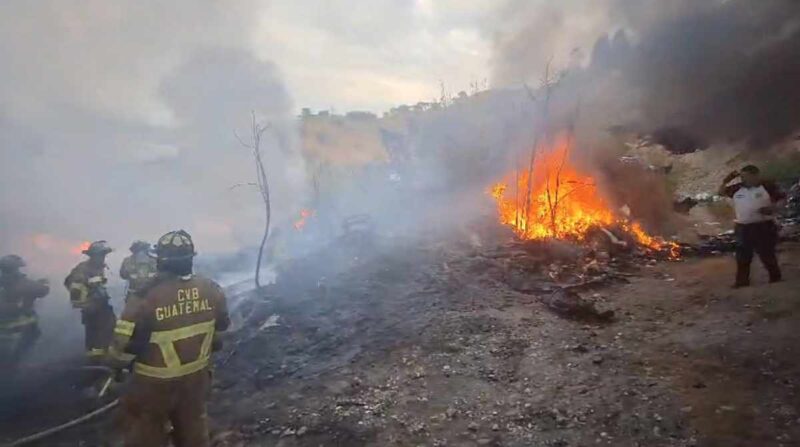 Las causas del incendio aún no han sido determinadas, los Bomberos Voluntarios se enfocaron en evitar que las llamas se extiendan a los inmuebles aledaños.