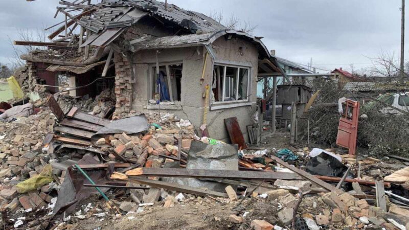 Rusia atacó el pueblo de Stepnogirsk con “11 bombas aéreas guiadas”, una munición que Moscú acostumbra a utilizar en las zonas cercanas al frente.
