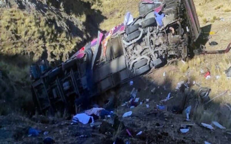 El siniestro ocurrió en una carretera angosta de doble sentido entre Potosí y Oruro. Las autoridades manejan como primera hipótesis el exceso de velocidad.