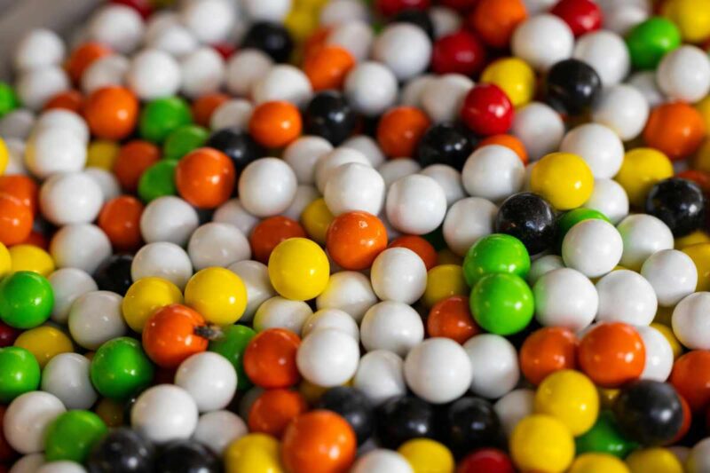 El objetivo del estudio era más bien poner de relieve una vía poco explorada por la que diminutas fracciones de plástico, a menudo invisibles, entran en nuestro organismo: los chicles.