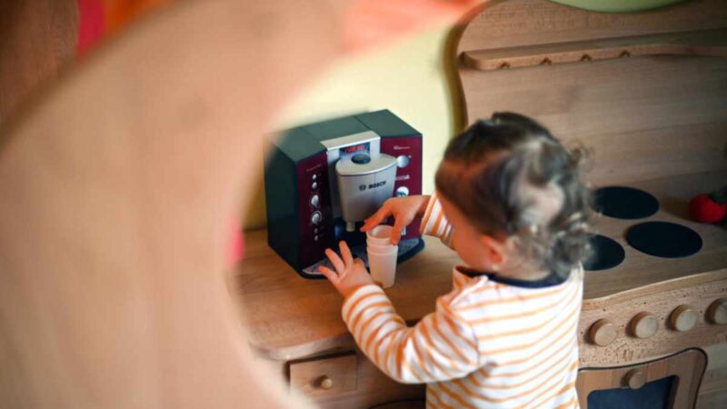 Un nuevo estudio publicado en la revista Science desafía las suposiciones sobre la memoria infantil, demostrando que las mentes jóvenes forman recuerdos.