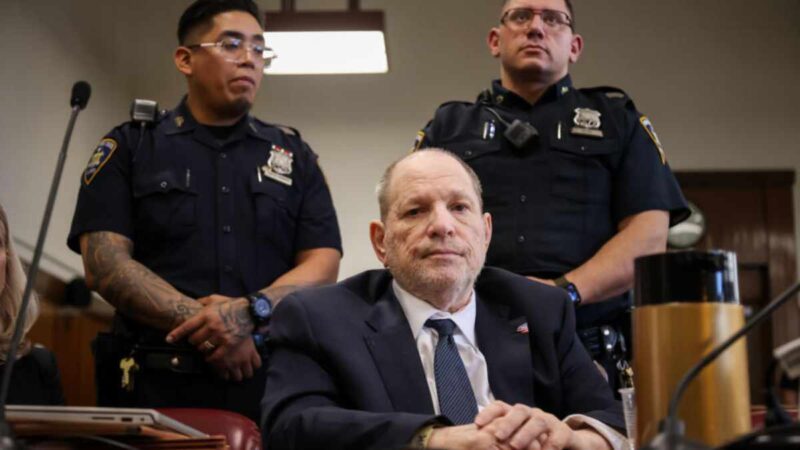 El otrora todopoderoso hombre de Hollywood, cuya caída en 2017 provocó el movimiento #MeToo, había sido condenado en 2020 a 23 años de cárcel por violación y agresión sexual.