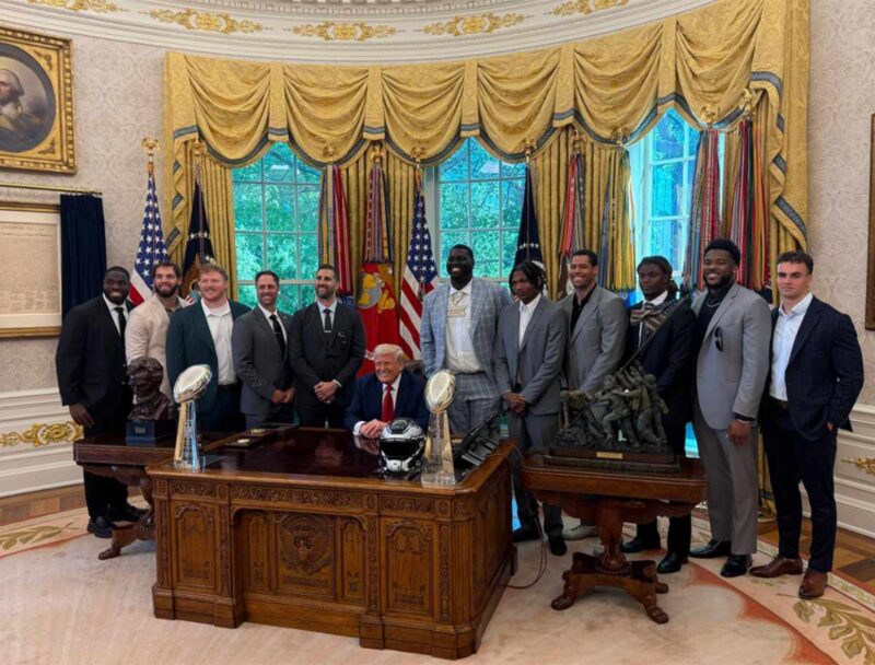 Trump recibe a los campeones de la NFL, los Philadelphia Eagles, en la Casa Blanca 