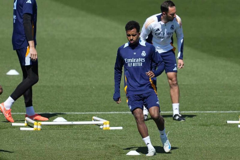 Durante el entrenamiento, el brasileño mantuvo una conversación con Ancelotti y después se marchó cabizbajo, tocándose la parte posterior de su muslo izquierdo.