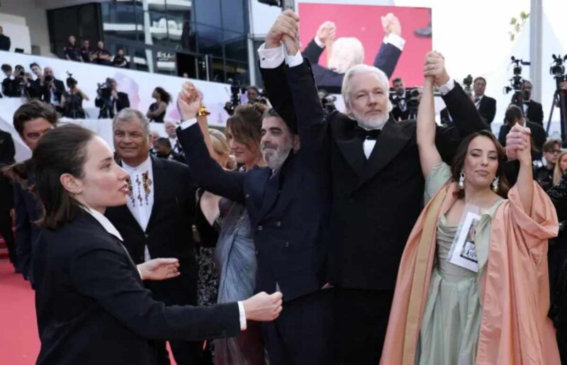Julian Assange estuvo presente en la Croisette como protagonista de este trabajo, luego de haber sido liberado de una prisión británica de alta seguridad en junio del año pasado