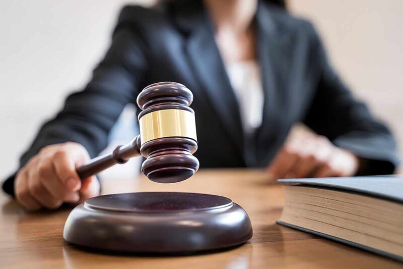 Durante la audiencia se le ordenó presentar constancia de terapias psicológicas y de asistencia a Alcohólicos Anónimos, y ofrecer una disculpa pública.