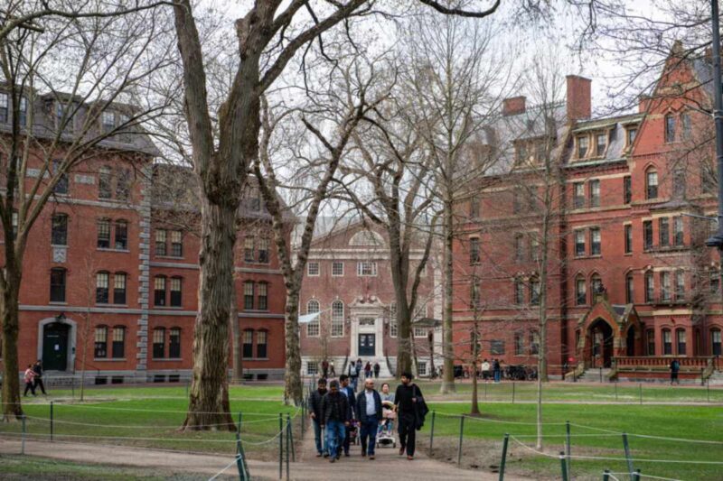 Trump está furioso con Harvard, de donde han salido 162 premios Nobel, por rechazar su exigencia de que se someta a supervisión en materia de admisiones y contrataciones.