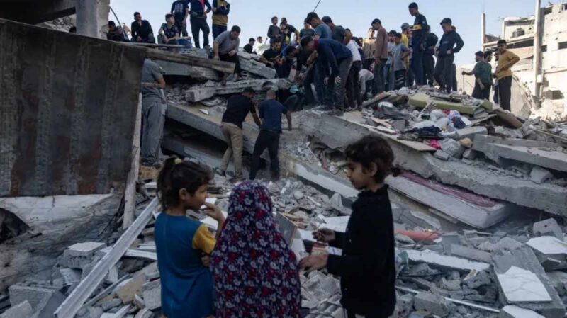 El Programa Mundial de Alimentos señaló que 15 camiones fueron “saqueados el jueves por la noche en el sur de Gaza, cuando se dirigían a las panaderías”.
