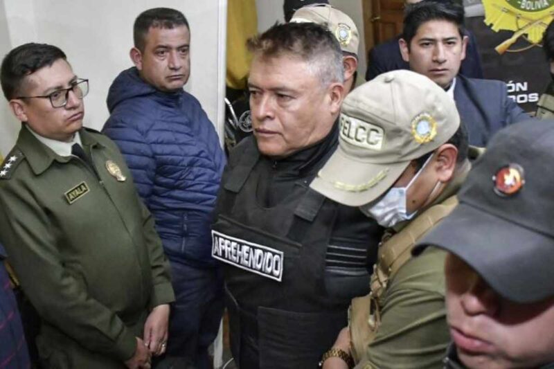 En junio pasado un grupo de militares dirigidos por el entonces comandante de Ejército llegó con tanquetas hasta las puertas de la sede de la presidencia.