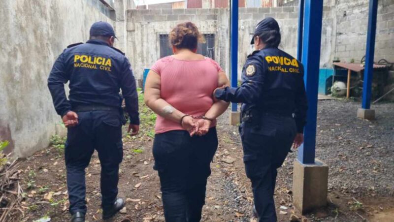 Esto se dio en el interior del Hospital Nacional de Tiquisate, Escuintla, el personal médico, alertó a la PNC