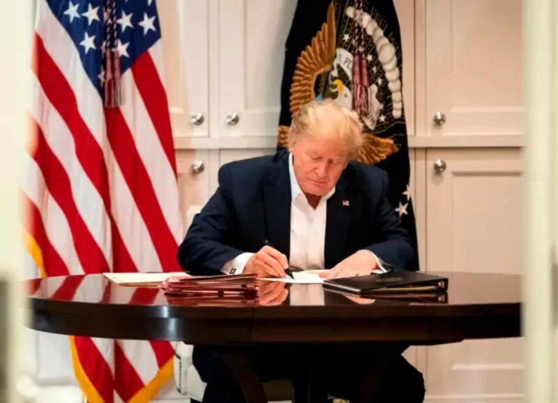 Trump quiere aplicar la política de “nación más favorecida”, que consiste en que el precio de los medicamentos vendidos en Estados Unidos coincida con el más bajo pagado por otros países por el mismo fármaco.