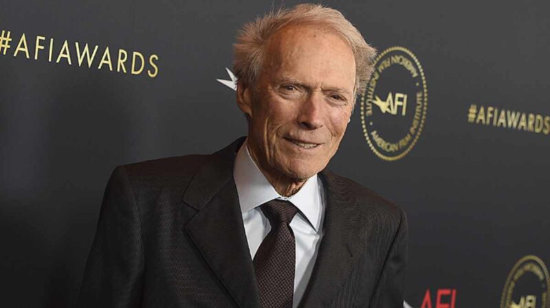 “Añoro los viejos tiempos en los que los guionistas escribían películas como Casablanca”, escribió el diario citando a Eastwood.