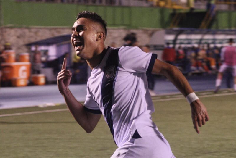 Guatemala supera a República Dominicana con un triplete de Óscar Santis