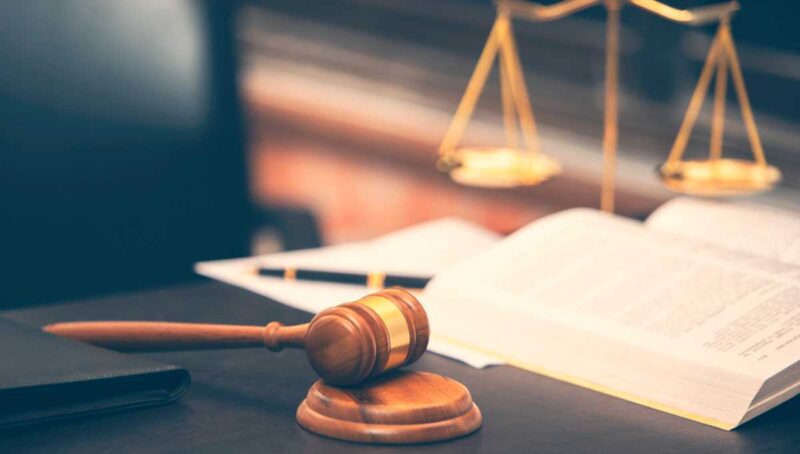 Según la investigación el sindicado llegó a la vivienda de la víctima. Tras engañarla para que saliera de su residencia, le disparó, provocándole la muerte.