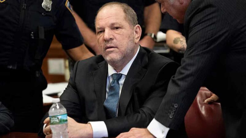 En la sala del Tribunal Penal de Manhattan, el juez, la defensa y los fiscales mantuvieron una serie de discusiones conciliadoras, mientras Weinstein observaba impasible.