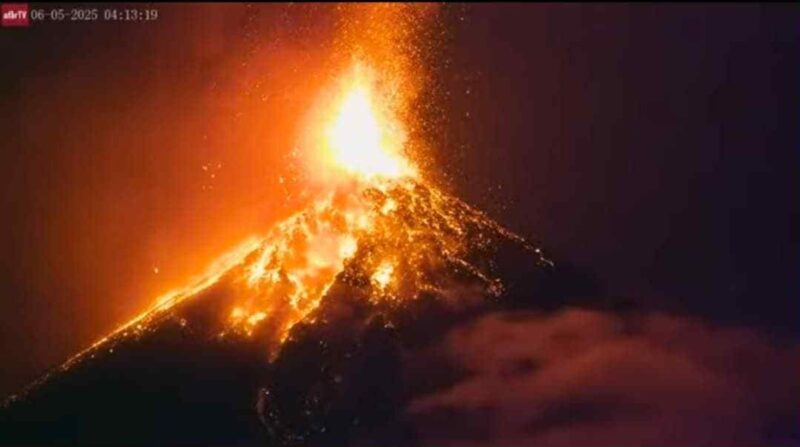 Volcán de Fuego sigue en actividad eruptiva