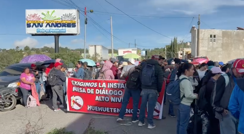 Maestros inician bloqueos en carreteras del país