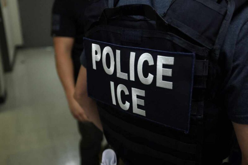 La información permitirá a los funcionarios de ICE encontrar "la ubicación de extranjeros" en todo el país, dice el acuerdo firmado