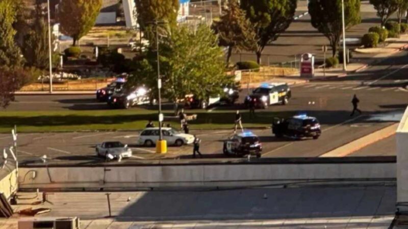 Usuarios que se hospedan en el hotel compartieron en sus redes sociales imágenes del presunto tirador mientras la policía lo arrestaba