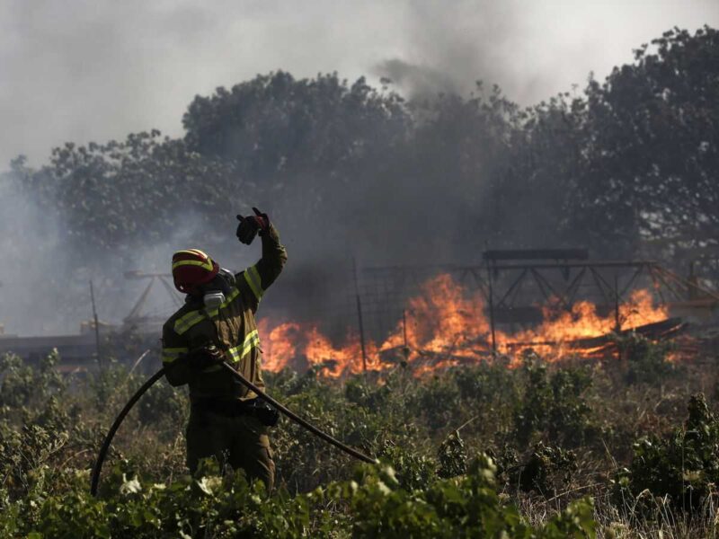 El nuevo incendio se declaró en el municipio de Koropi, a 30 km al este de Atenas.
