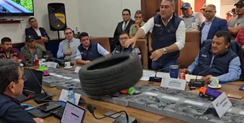 Diputado lanza llanta en citación a ministro de comunicaciones