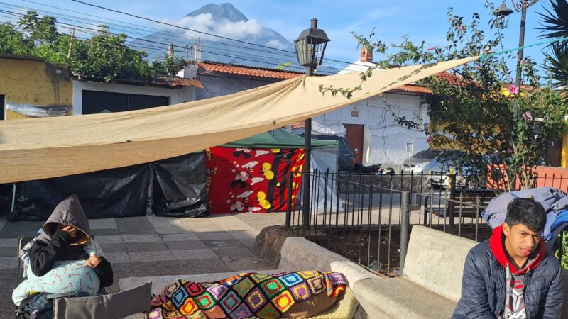 Habitantes de varias localidades amanecen en las calles ante fuerte actividad sísmica