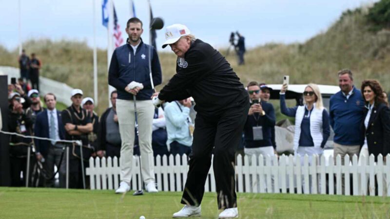 El martes inauguró otro campo de golf que lleva su nombre en la ciudad de Balmedie, al concluir una visita de cinco días a Escocia.