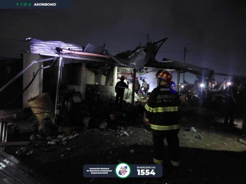 Se desconocen los motivos del por qué se originó la explosión, que también dejó a tres personas heridas.