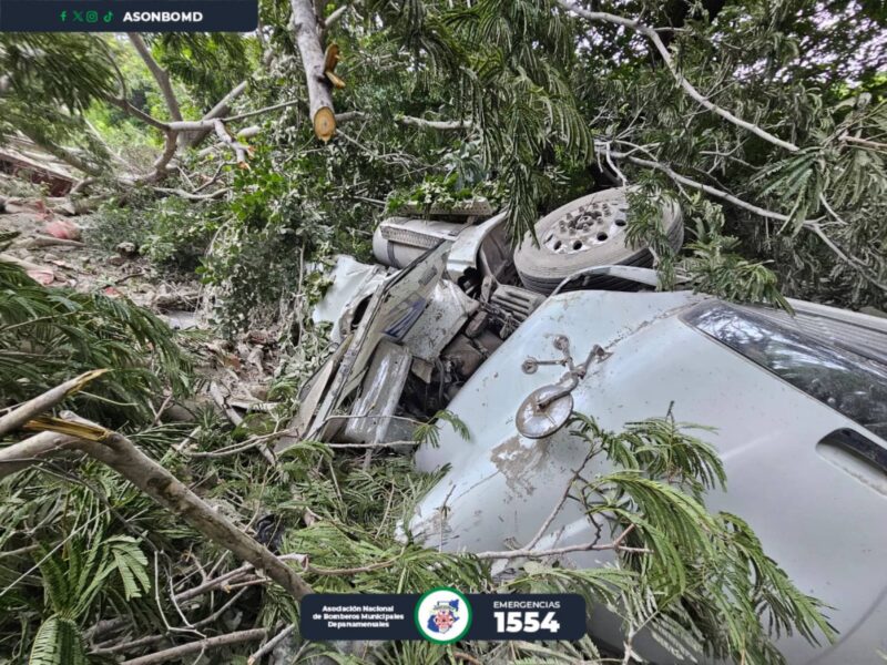 El vehículo quedó destruido, en el fondo del barranco. FOTO CBMD. 