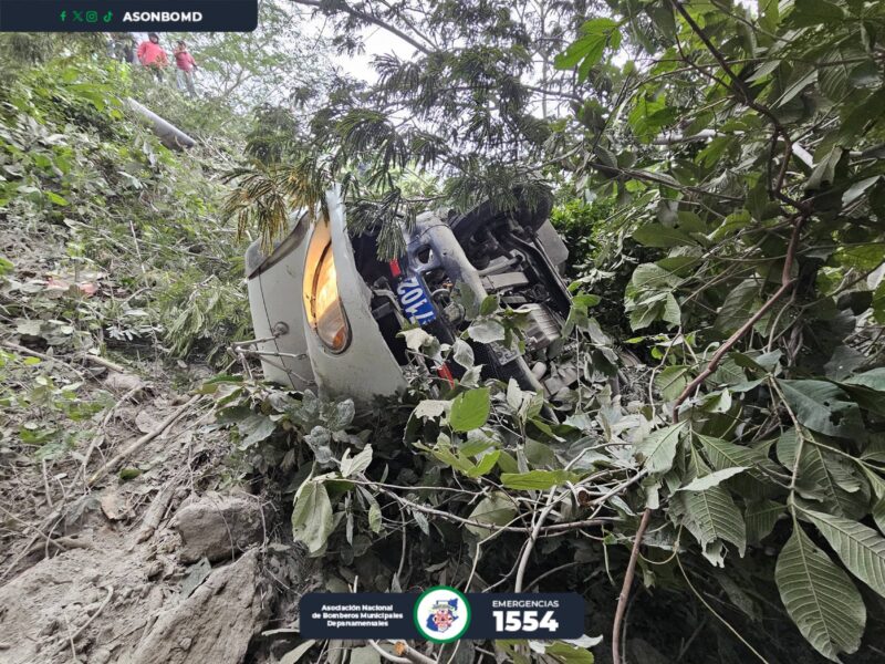 El vehículo cayó a un barranco en Jutiapa. FOTO: CBMD.
